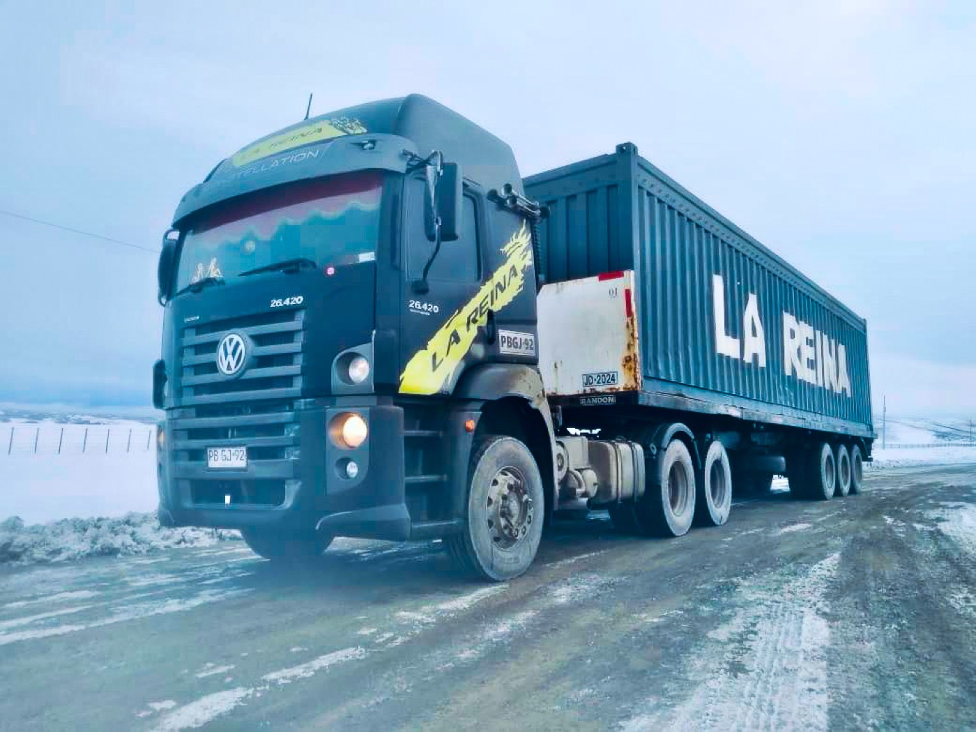Transporte de contenedor en ruta con hielo